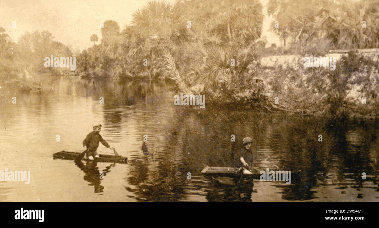 Koreshan jungen Rudern auf dem Estero River, Florida Stockfoto