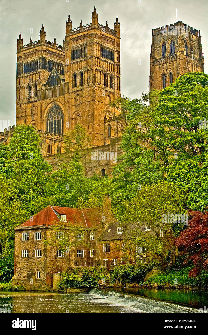 Durham Cathedral ist eine ikonische Gebäude im North East England. Die Türme der Kathedrale oberhalb des kleinen Wehr auf den Fluss Wear. Stockfoto