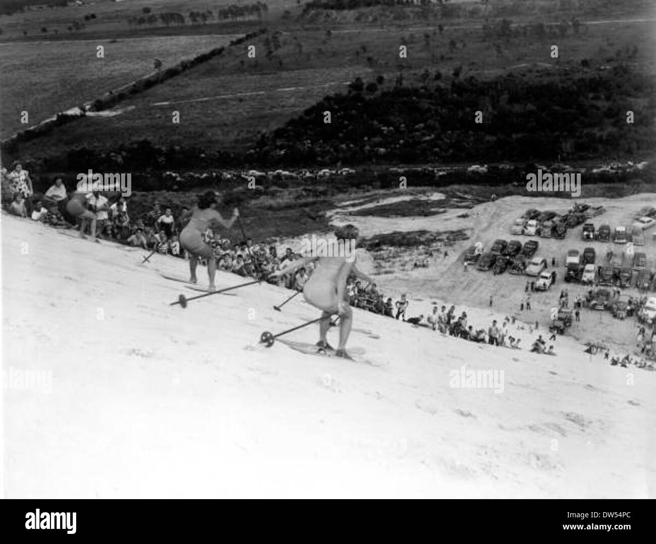 In den 1950er Jahren war Sandski eine beliebte Aktivität am Sand Mountain in Fort Meade, Florida. Das Foto zeigt junge Frauen, die auf den Sandhängen der Region fahren, und zeigt die einzigartige Sportart, die in der sandigen Umgebung der Region entstanden ist. Stockfoto