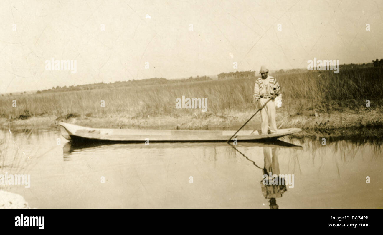 Unbekannter Seminole Mann in einem Einbaum-Kanu entlang der Tamiami Trail, Florida Stockfoto