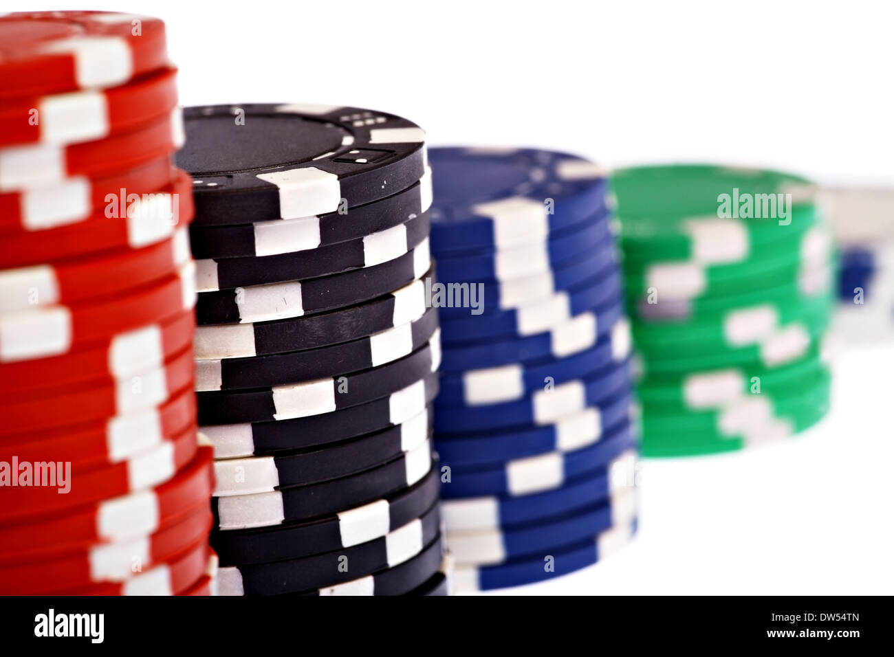 Stapel von bunten Pokerchips isoliert auf weißem Hintergrund Stockfoto