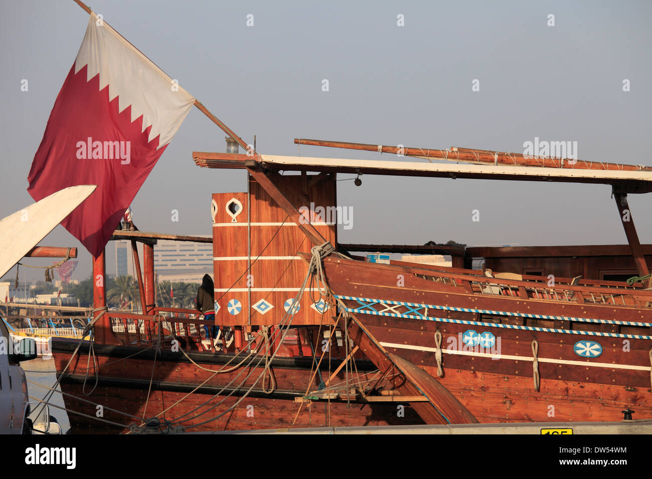 Katar, Doha, Dhau-Hafen, traditionelle Boote, Nationalflagge, Stockfoto