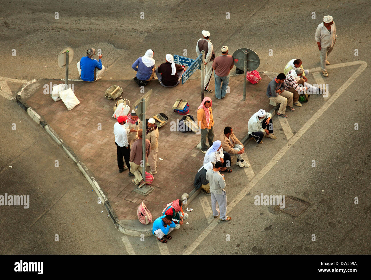 Katar, Doha, Wanderarbeiter, warten, zur Arbeit zu gehen, Stockfoto