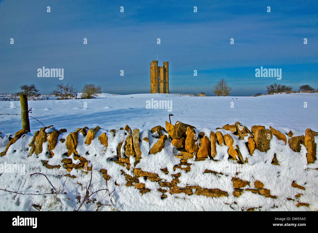 Broadway Tower auf Fisch Hill, dem zweithöchsten Punkt in den Cotswolds, mit einem Abstauben des Schnees. Stockfoto