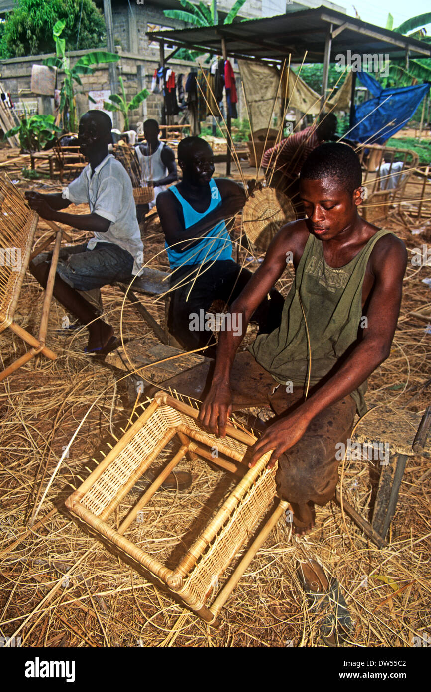 Männer weben Korbmöbel in einem Dorf in Ghana Stockfoto