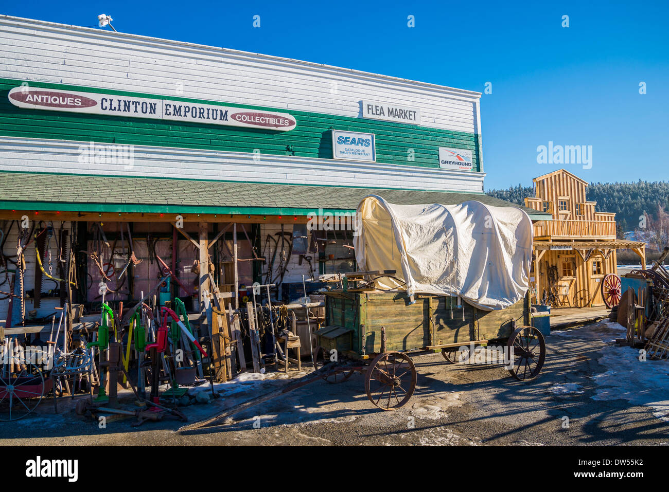 Alten Planwagen, Clinton Emporium Store, Clinton, Britisch-Kolumbien, Kanada Stockfoto