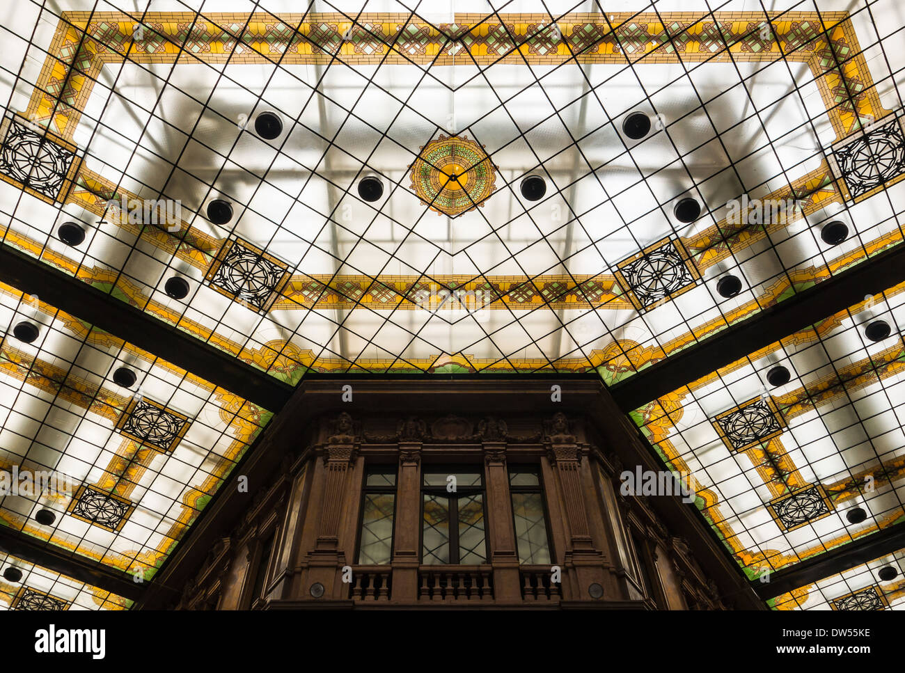 Die Alberto Sordi Gallery in Rom verfügt über eine kunstvolle Decke am Haupteingang, die exquisite architektonische Details und handwerkliches Können zeigt. Die Galerie, benannt nach dem berühmten italienischen Schauspieler, ist ein kulturelles Wahrzeichen im Herzen Roms. Stockfoto