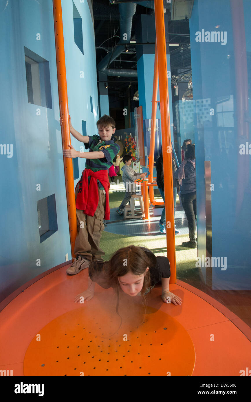 Jungen, die Interaktion mit Luftstrom Ausstellung auf Telus World of Science, Vancouver, Britisch-Kolumbien, Kanada Stockfoto