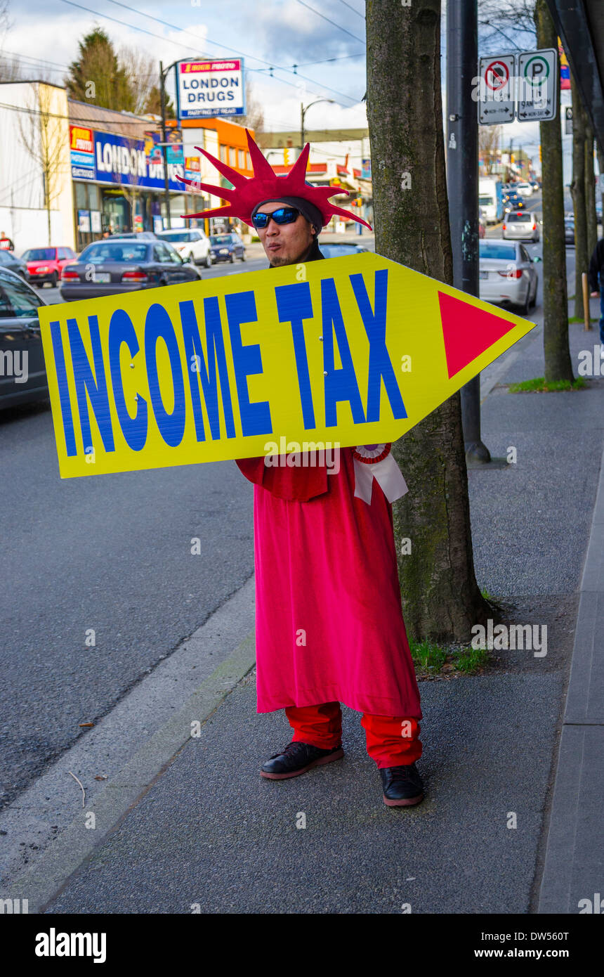 Mann in Freiheit Kostüm Werbung, wo die Einkommensteuer verarbeitet zu bekommen. Stockfoto