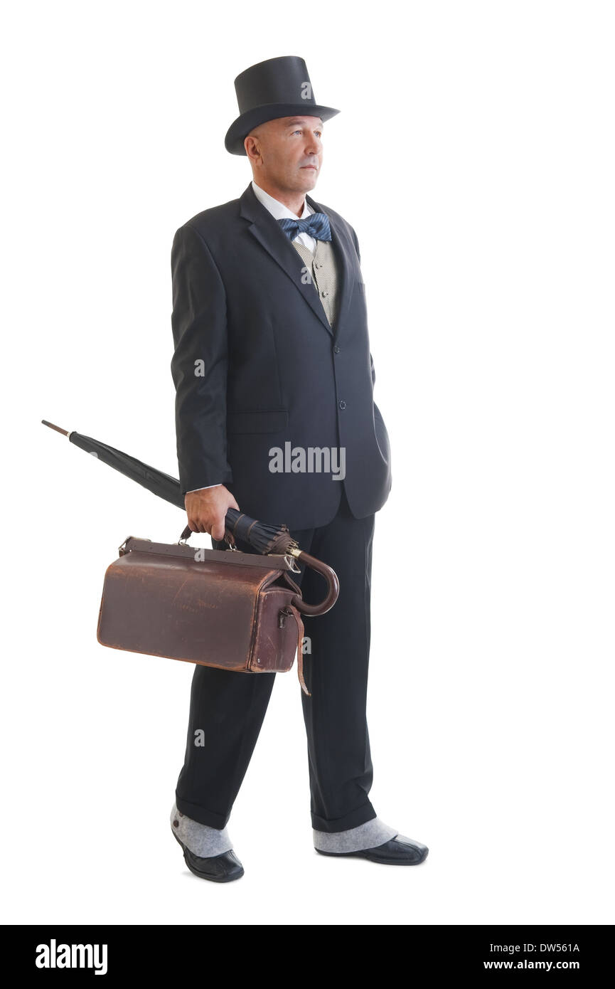Applying Geschäftsmann im Retro-Anzug mit Packsack und Dach isoliert auf weiss Stockfoto