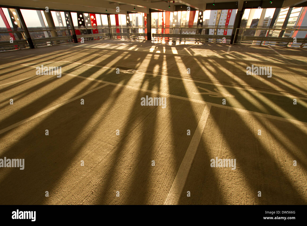 Schatten Sie im Designer-Outlet Auto Park, London Stockfoto