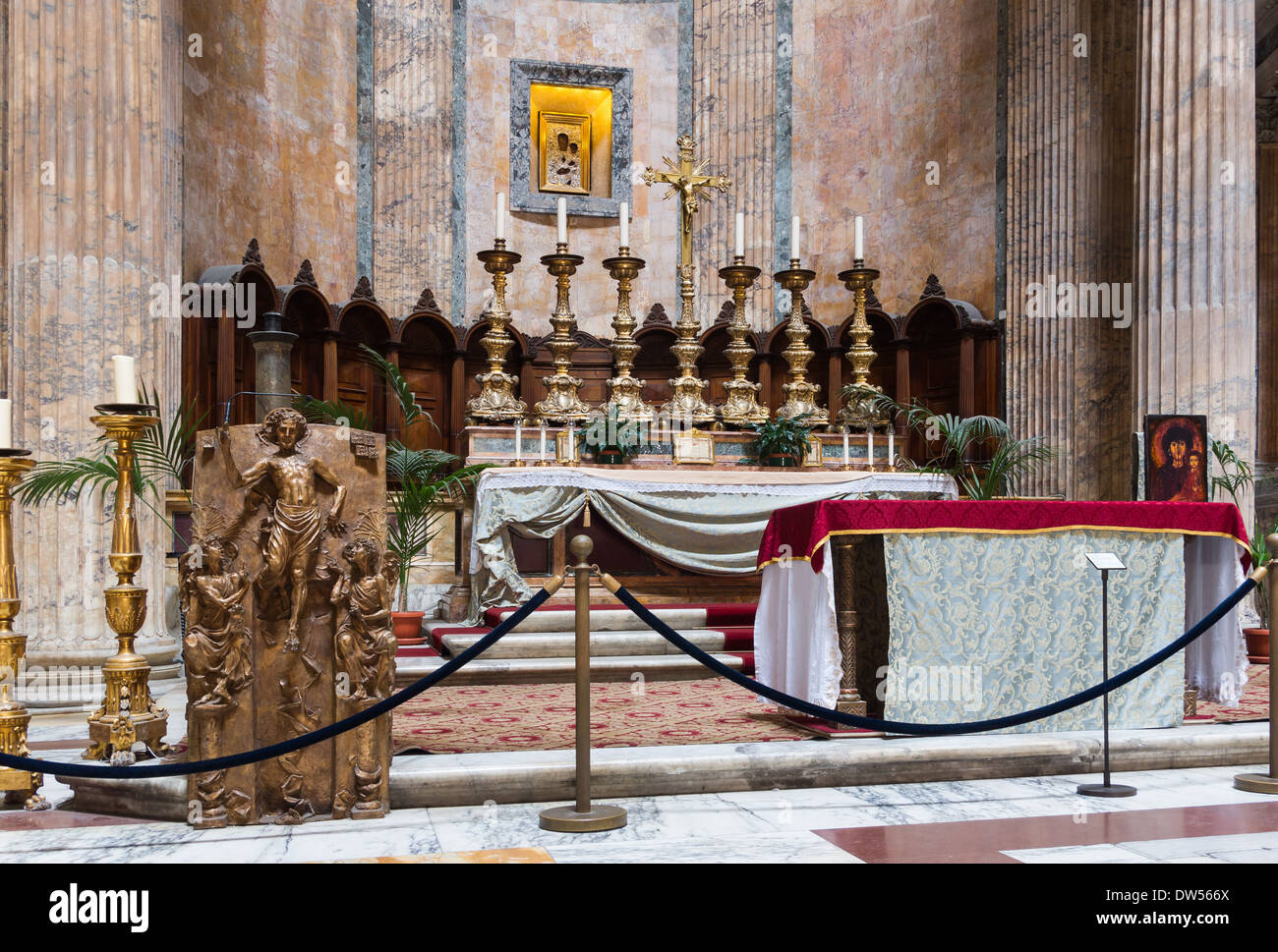 Der Hauptaltar der Kirche Sancta Maria Ad Martyres (Pantheon), in Rom, Italien. Stockfoto
