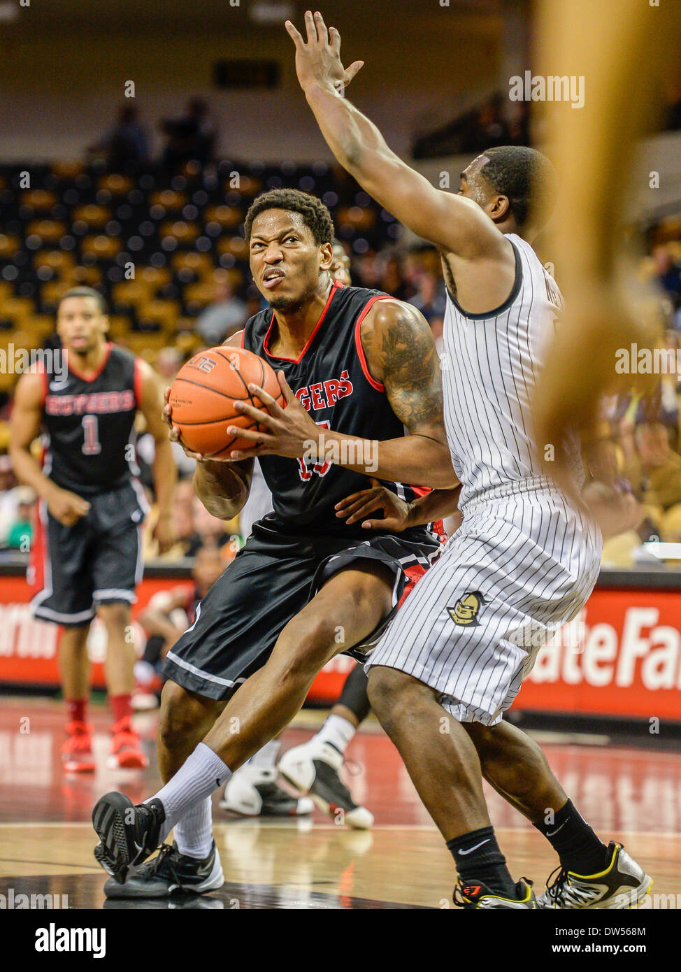 Orlando, FL, USA. 26. Februar 2014. S: UCF Knights bewachen Calvin Newell (11) versucht, ein Laufwerk in den Warenkorb von Rutgers Guard/Forward Craig Brown (15) zu verteidigen, während der 1. Hälfte Mens NCAA Basketball-Spiel Action zwischen der Rutgers Scarlet Knights und die UCF Knights im CFE Arena in Orlando, FL. © Csm/Alamy Live-Nachrichten Stockfoto