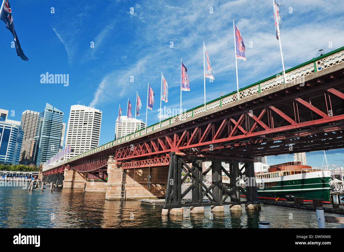 Blick auf die Sydney Pyrmont Bridge und Wolkenkratzer in Sydney Stockfoto