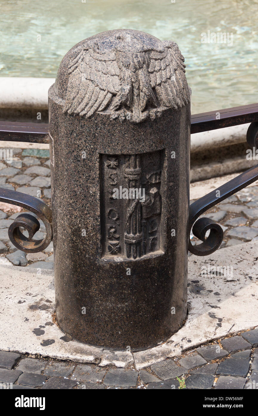 Ein Stein mit faschistischen Symbolen, Rom, Italien. Stockfoto