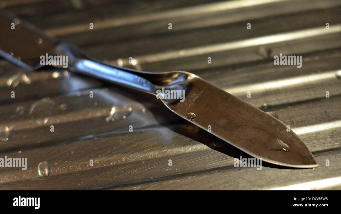Füller-Tool auf die Abtropffläche Spüle trocknen Stockfoto