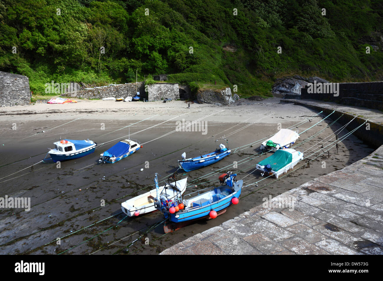 Angeln Boote Morred hinter Hafenmauer bei Ebbe in Fischen Dorf Polkerris, in der Nähe von St Austell, Cornwall, England Stockfoto