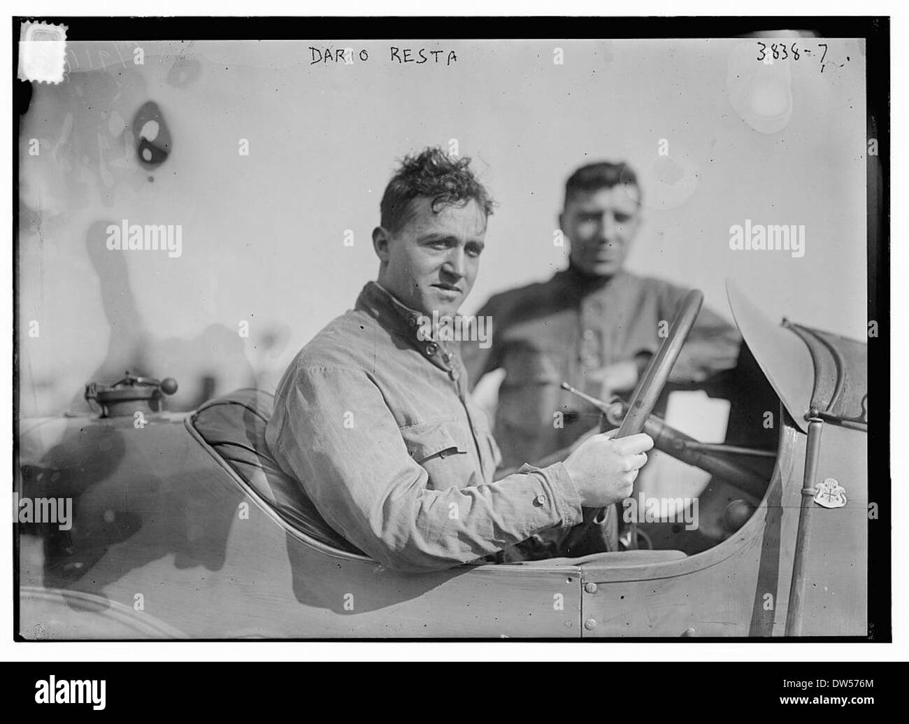 Dario Resta, eine Figur aus der frühen Geschichte des Motorsports, ist auf diesem Vintage-Foto festgehalten. Er spiegelt seine bedeutende Rolle bei der Entwicklung des Motorsports und seinen Platz in der Renngeschichte wider. Stockfoto