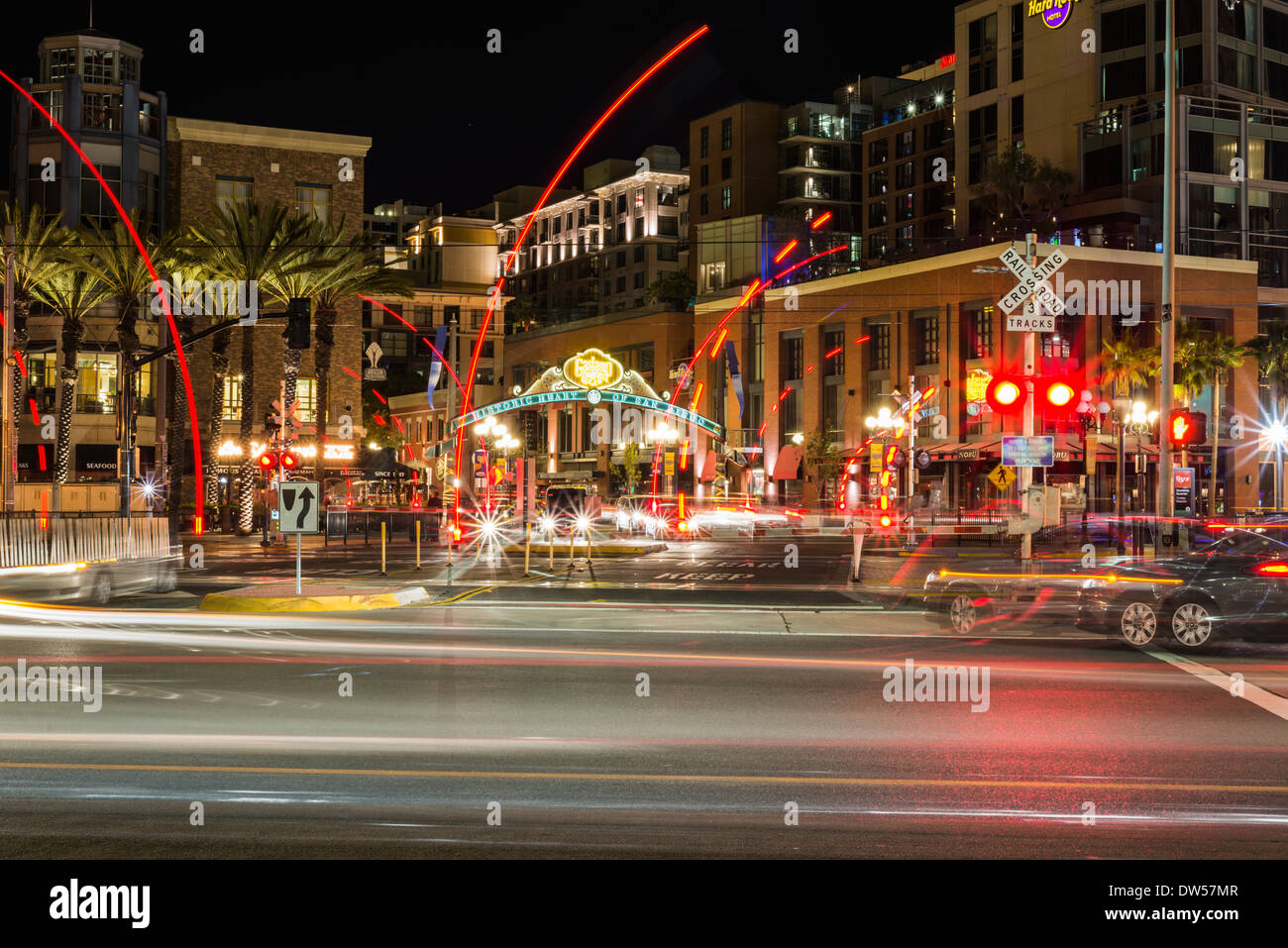 Gaslamp Quarter Zeichen im Hintergrund. Eine Vielzahl von Lichtern in der Innenstadt von San Diego, Kalifornien, USA. Stockfoto