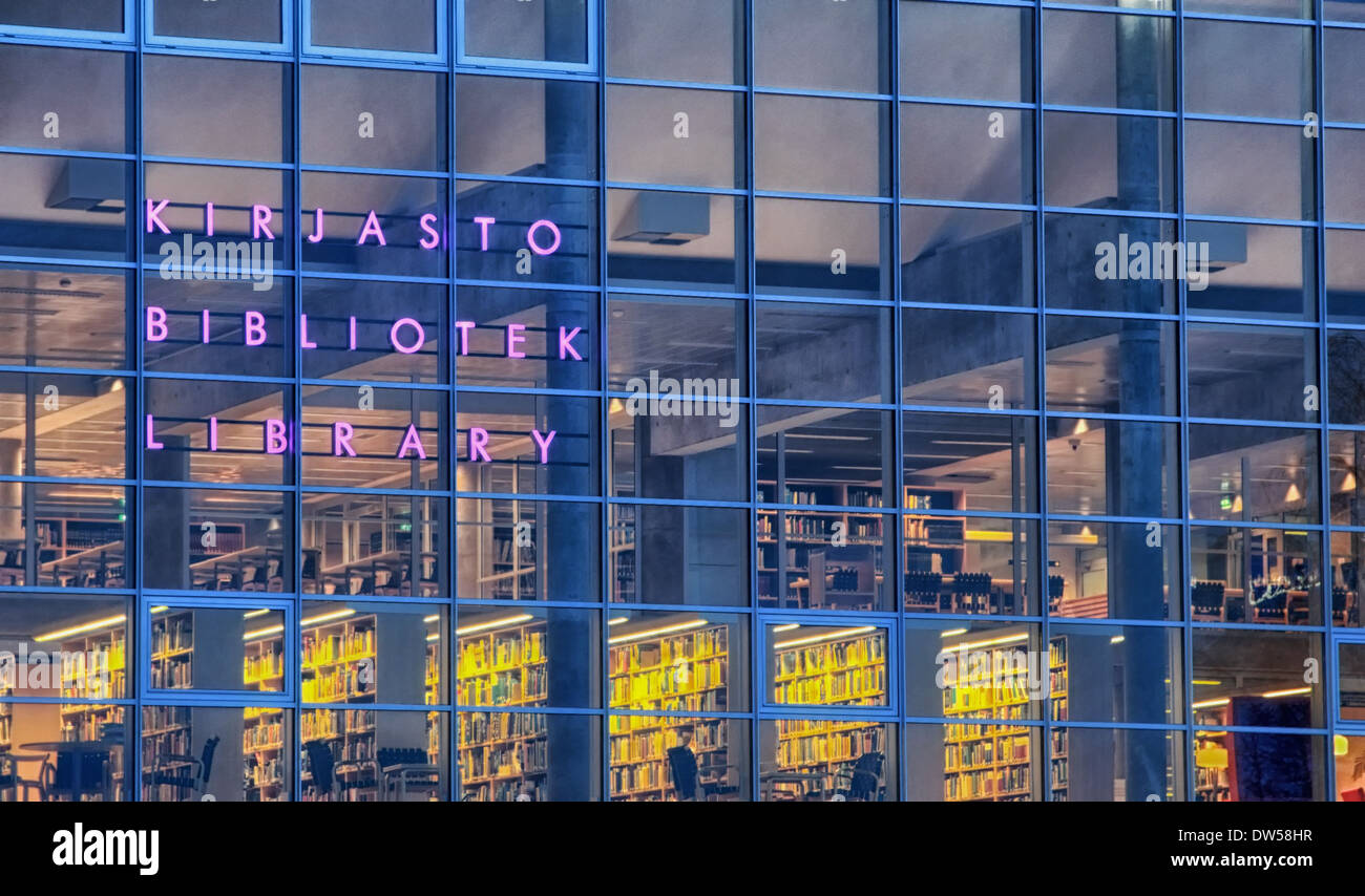 Die Stadtbibliothek Oulu in Finnland ist bekannt für ihre moderne Architektur und die großen Fenster, die die Umgebung widerspiegeln. Das Design der Bibliothek umfasst HDR-Fotografie, um das zeitgenössische Design und die ästhetischen Merkmale hervorzuheben. Stockfoto