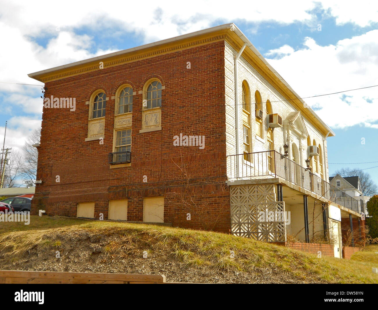 Die Old Hamilton Library, die sich an der 3006 Hamilton Ave im Nordosten von Baltimore befindet, wurde 2012 in das National Register of Historic Places aufgenommen. Dieses Gebäude, bekannt für seine historische Architektur und Bedeutung, spiegelt Baltimores Bildungs- und Kulturgeschichte wider. Stockfoto