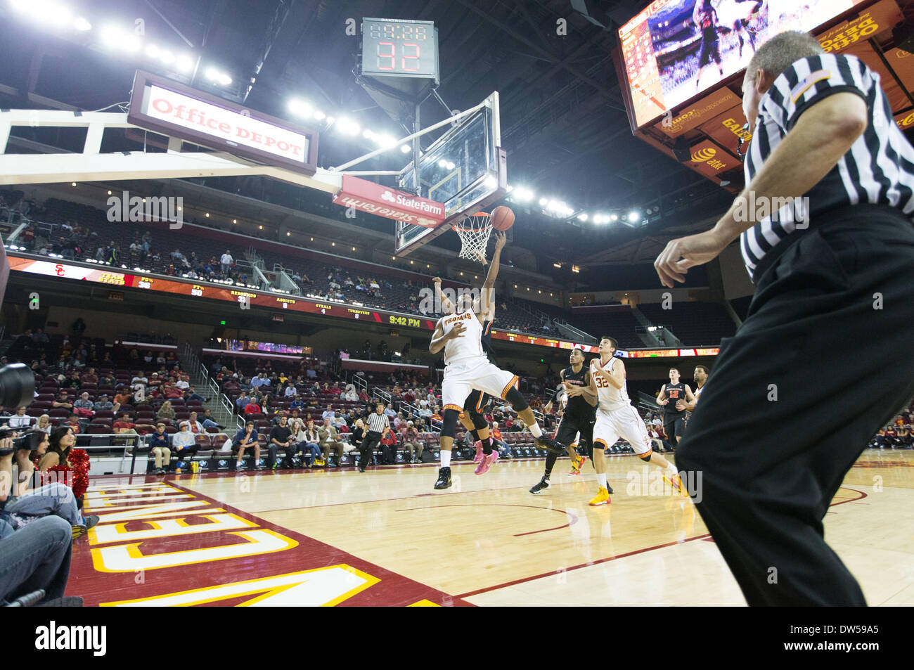 Los Angeles, CA, USA. 27. Februar 2014. 27. Februar 2014 - Los Angeles, CA, Vereinigte Staaten von Amerika - USC Trojans vorwärts Roschon Prinz (2) Triebe über Oregon State Beavers weiterleiten Devon Collier (44) in der 2. Hälfte während des NCAA-Spiels zwischen Oregon State Beavers und USC Trojans im Galen Center in Los Angeles, CA. Oregon State besiegt USC Trojans 76-66 Credit: Csm/Alamy Live-Nachrichten Stockfoto