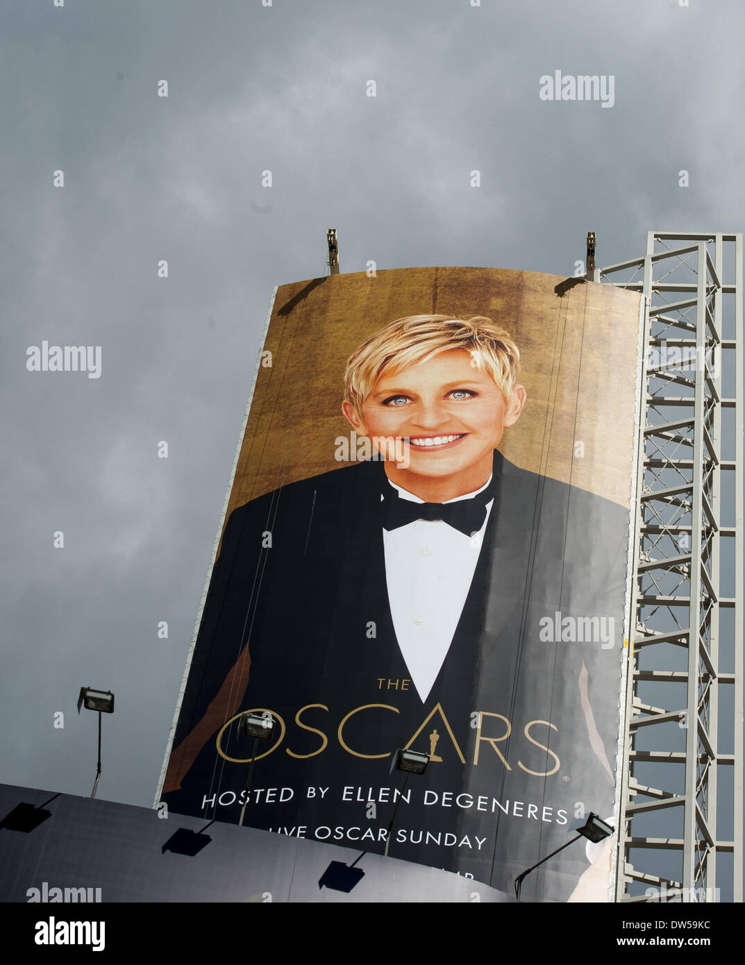 Hollywood, USA. 27. Februar 2014. Ein Plakat Bild von Ellen Degeneres blickt auf der diesjährigen Oscar-Event auf der Bühne und an der Ecke Hollywood Blvd und Highland Avenue in Hollywood. Vorbereitungen für die Oscars für Sonntag, 2. März 2014, geplant bis Donnerstag im Vorgriff auf eine feuchte und stürmische Oscar-Veranstaltung sein könnte. Bildnachweis: ZUMA Press, Inc./Alamy Live-Nachrichten Stockfoto