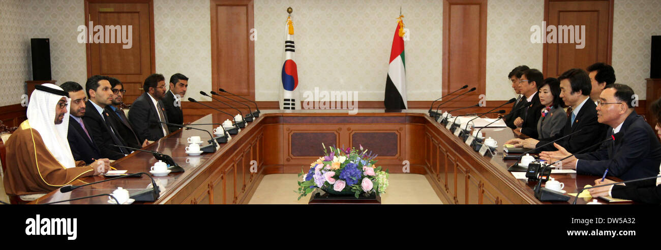 Seoul, Südkorea. 28. Februar 2014. Südkoreanischer Premierminister Chung Hong-Won (1. R) trifft sich mit Kronprinz von Abu Dhabi Sheikh Mohammed bin Zayed Al Nahyan (1. L) in Seoul, Südkorea, 28. Februar 2014. © Park Jin-Hee/Xinhua/Alamy Live-Nachrichten Stockfoto