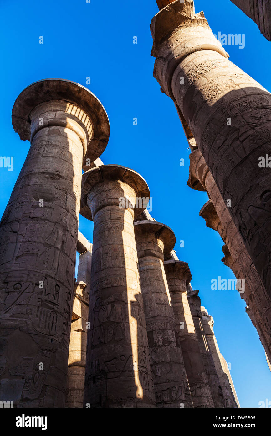 Spalten in der großen Säulenhalle an der alten ägyptischen Tempel von Karnak. Stockfoto