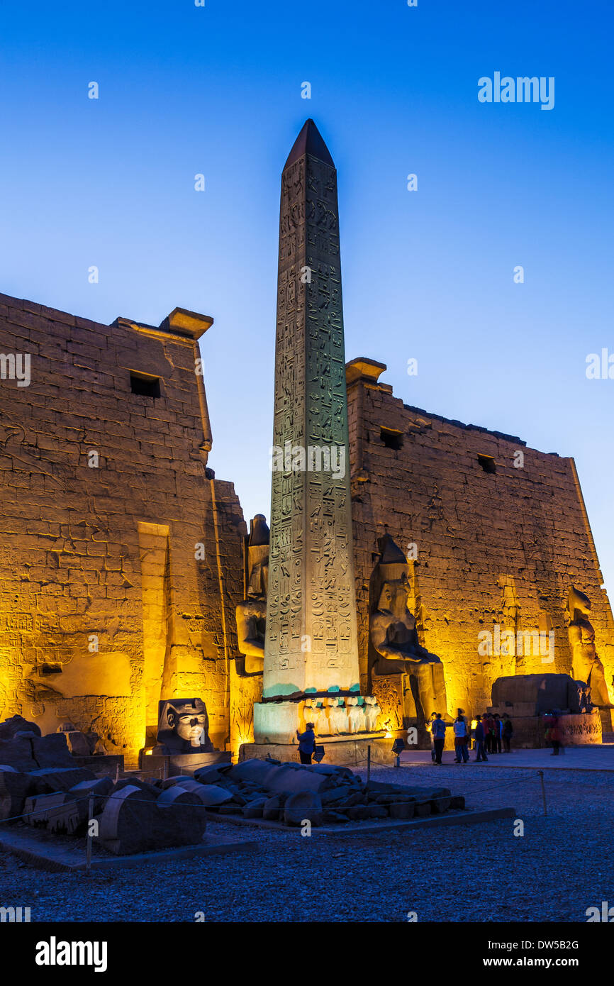 Der Obelisk und die Statue von Ramses II am Eingang zum Luxor-Tempel. Stockfoto