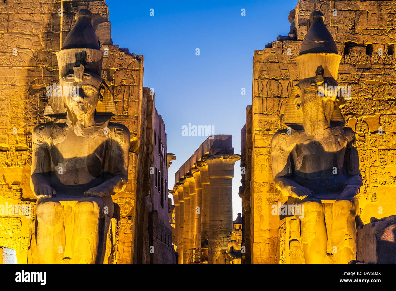 Die beiden Statuen von Ramses II am Eingang zum Luxor-Tempel. Stockfoto