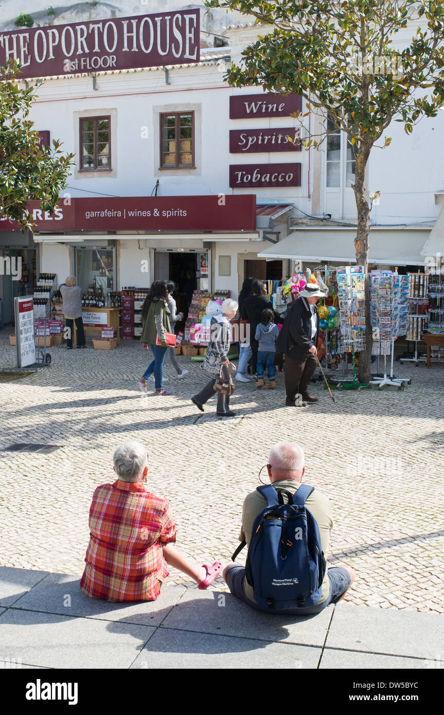 Älteres paar sitzen alte Stadt, Algarve, Albufeira Portugal, Europa Stockfoto