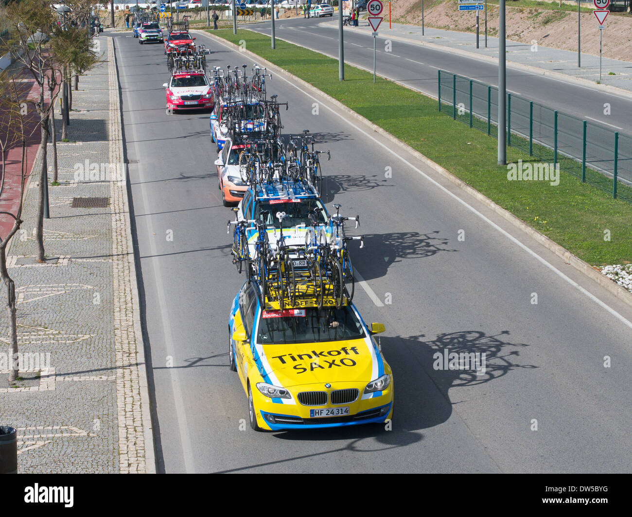 Begleitfahrzeuge für The Volta Ao Algarve Bike Rennen Albufeira, Algarve, Portugal, Europa 19.02.2014 Stockfoto