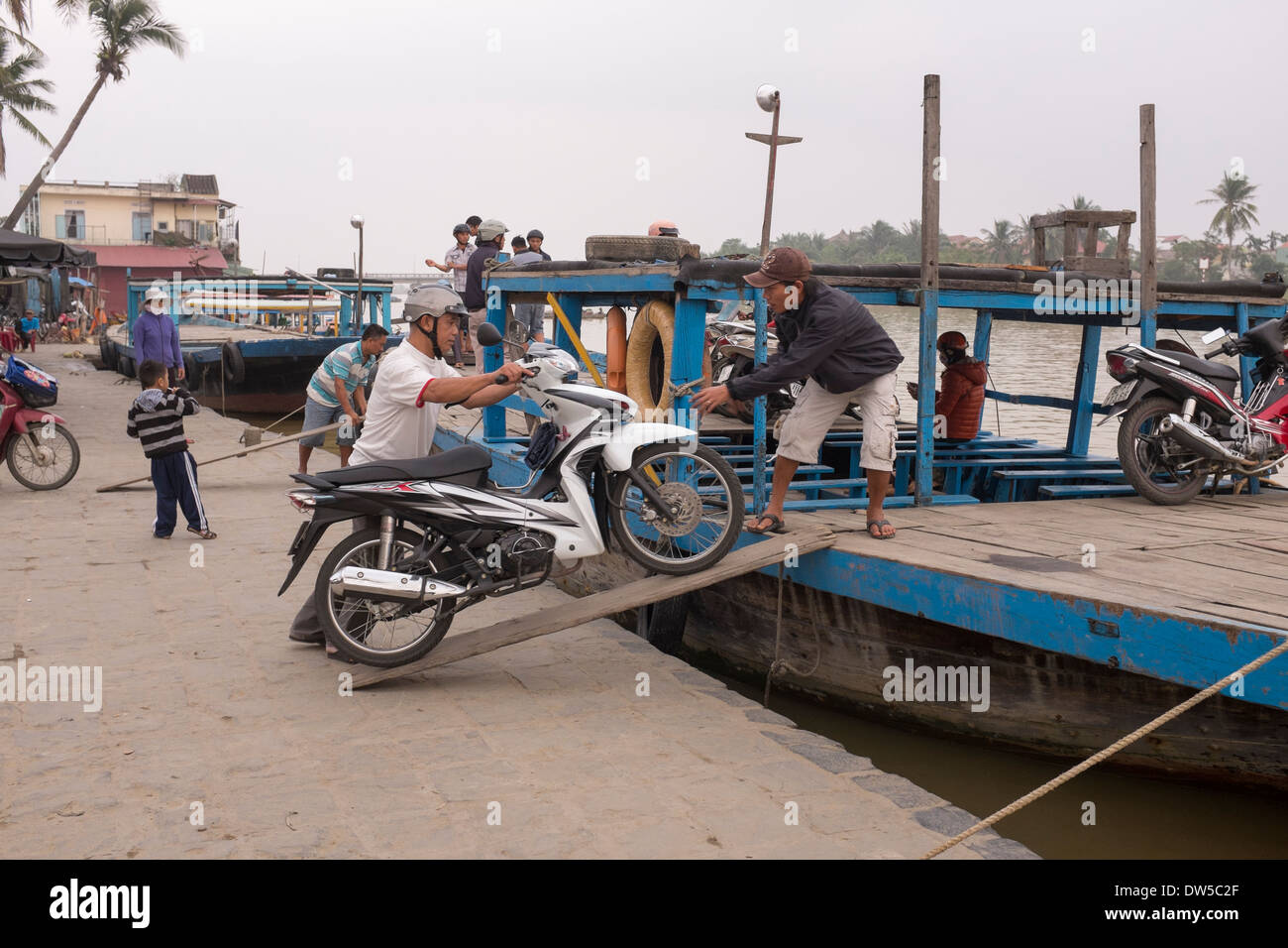 Laden von River Ferry mit Motorrad am Kai in Hoi an ein Stockfoto