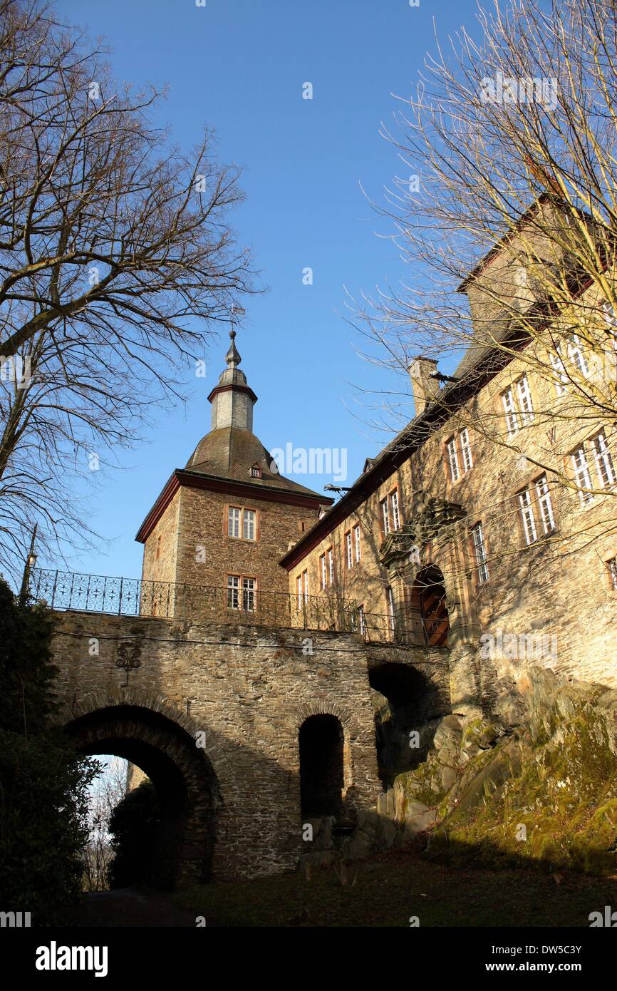 Trenchbridge mit Burg Schnellenberg Stockfoto