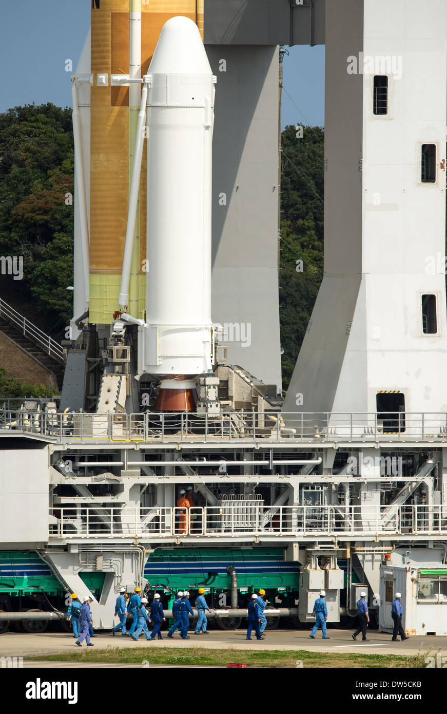 Eine Durchführung der NASA-JAXA globalen Niederschläge Messung Kern Sternwarte Satellit Japan Aerospace Exploration Agency H-IIA-Rakete rollt Pad 1 am Tanegashima Space Center 27. Februar 2014 in Tanegashima, Japan zu starten. Stockfoto