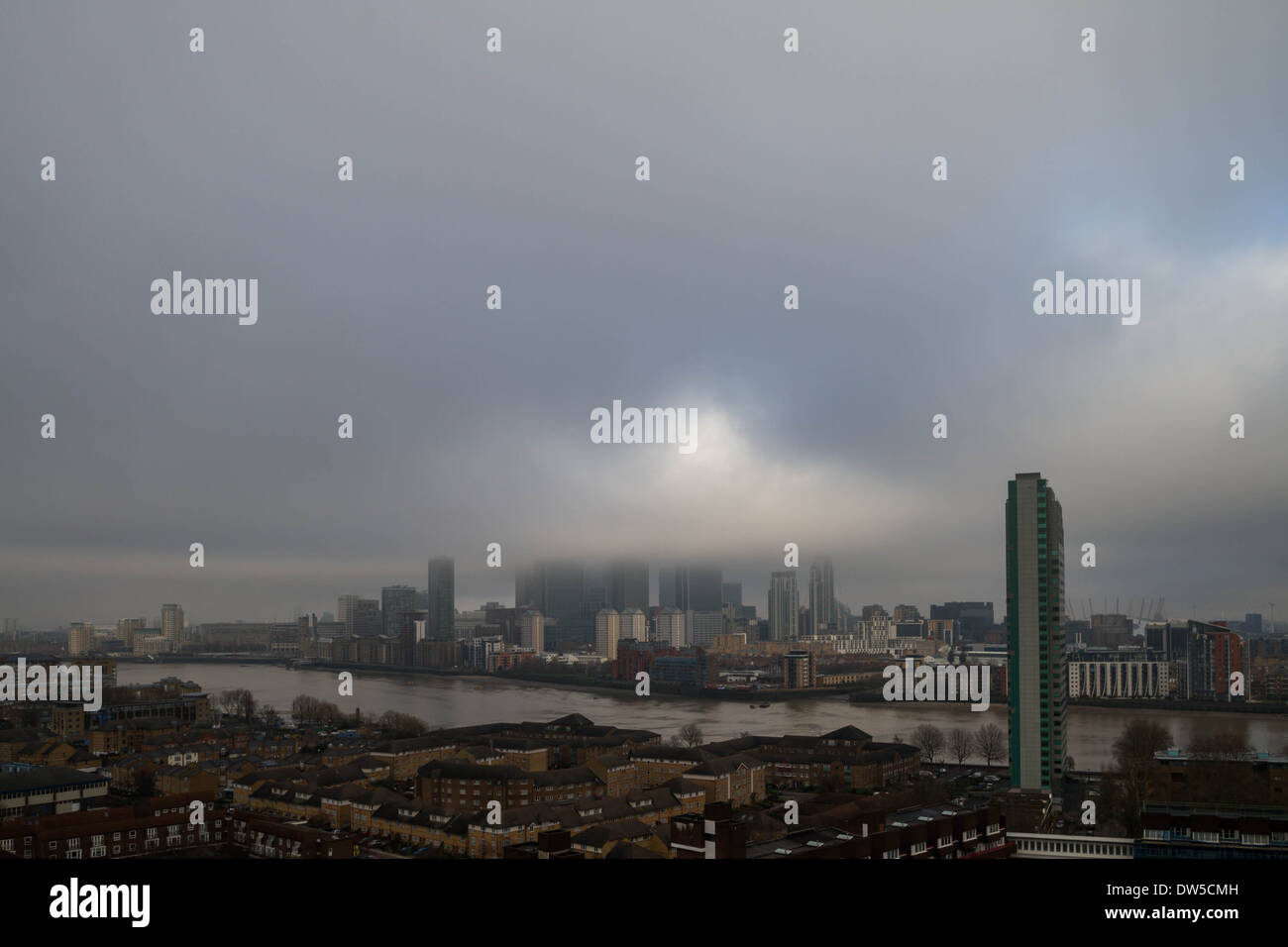 UK-Wetter: Nebel und Dunst über London und Canary Wharf Business-Park-Gebäude. Stockfoto
