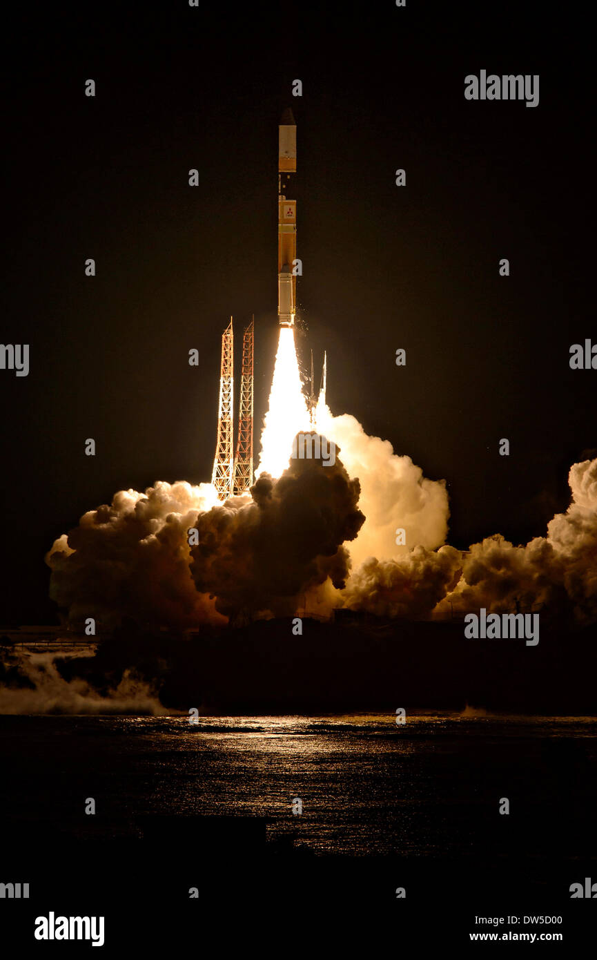 Japan Aerospace Exploration Agency H-IIA Rakete mit der NASA-JAXA globalen Niederschläge Messung Kern Sternwarte Satellit startet vom Tanegashima Space Center Februjary 28, 2014 in Tanegashima, Japan. Die GPM-Sonde erfasst Informationen, die Daten von einem internationalen Netzwerk von bestehenden und künftigen Satelliten, die globale Regen und Schneefall alle drei Stunden Karte vereint. Stockfoto