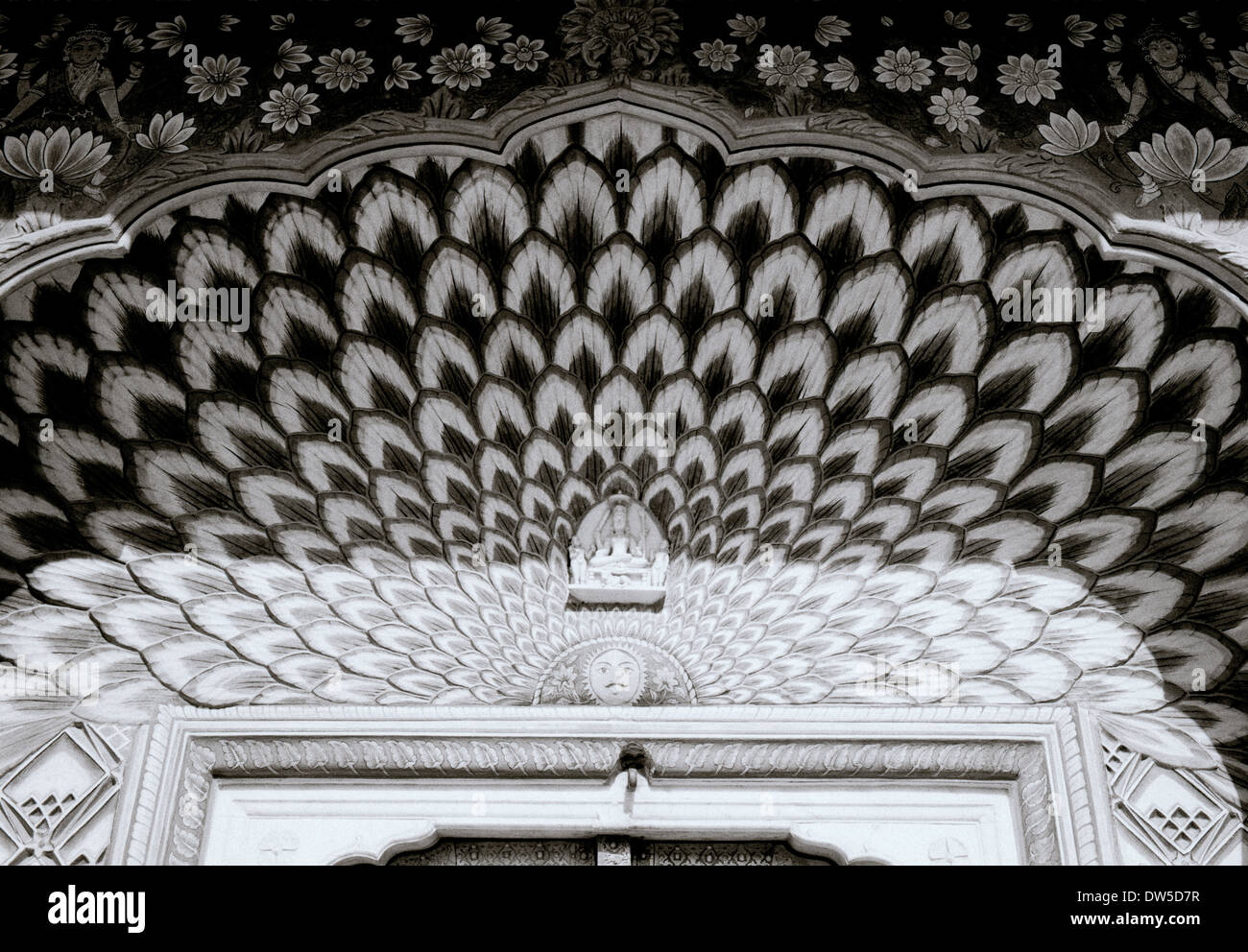 Das Peacock-Tor im Pitam Niwas Chowk Innenhof in der Stadt Palastkomplex in Jaipur in Rajasthan in Indien in Südasien. Schönheit Kunst verzierten Stockfoto