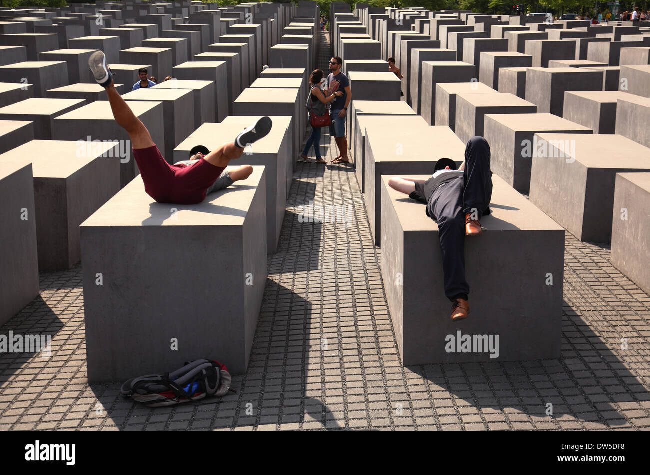 Junge internationale Touristen entspannen in der Holocaust-Monument in Berlin, 13. Juli 2013. Immer mehr Touristen kommen nach Berlin. Das Foto ist Teil einer Serie über den Tourismus in Berlin. Foto. Wolfram Steinberg dpa Stockfoto