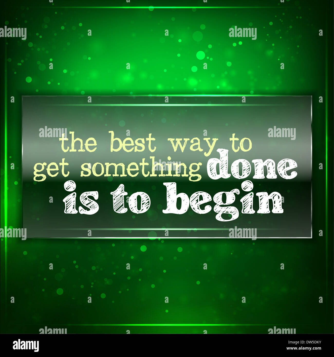 Der beste Weg, um etwas zu erledigen ist, beginnen. Futuristische motivationalen Hintergrund. Kreide geschriebene Text auf ein Stück Glas. Stockfoto