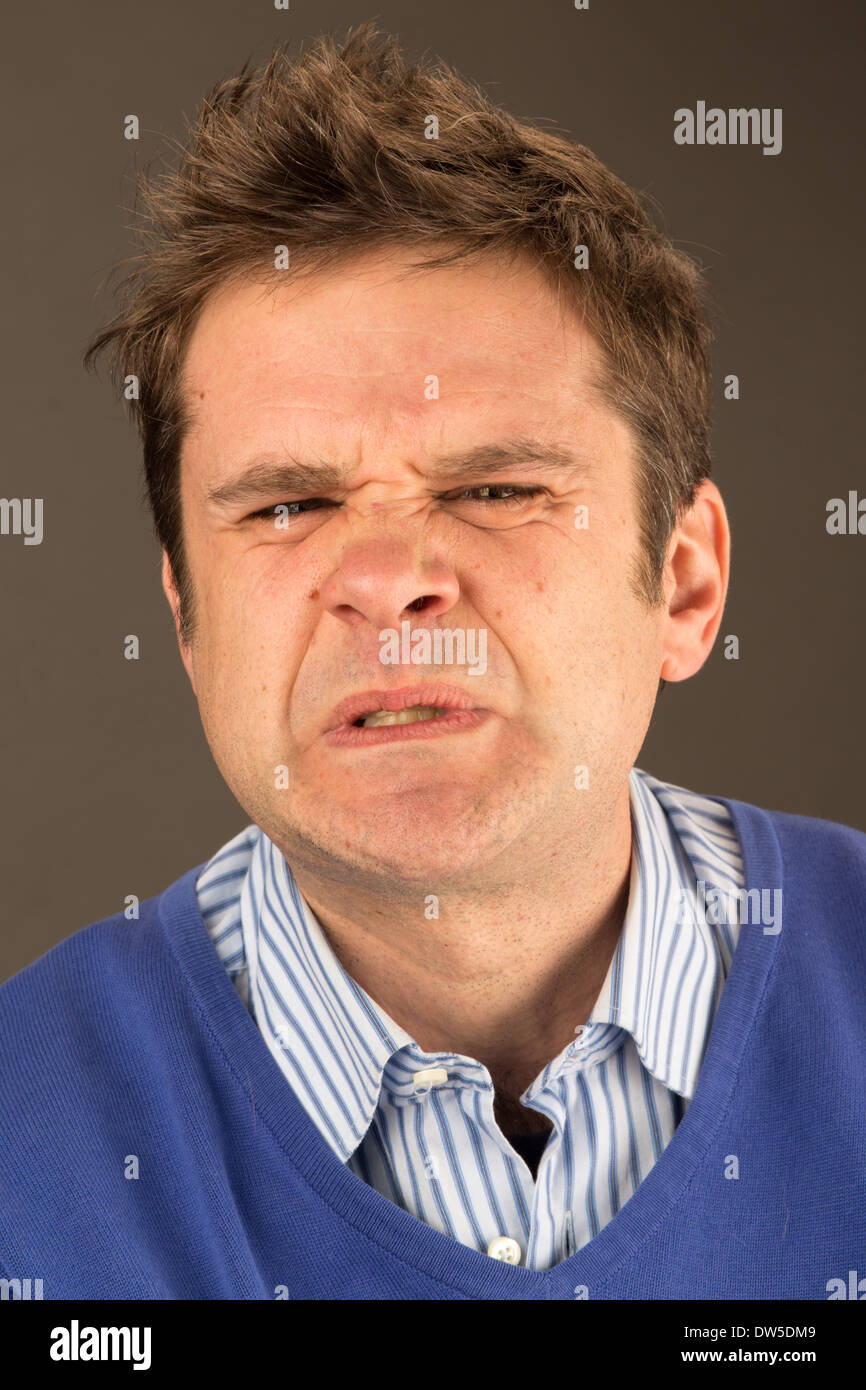 Ein Mann, ein wütendes Gesicht ziehen. Stockfoto