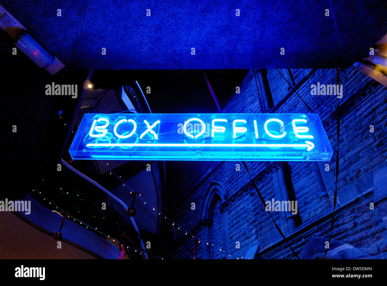 Neon-Box-Büroschild vor einem britischen Theater bei Nacht. Stockfoto