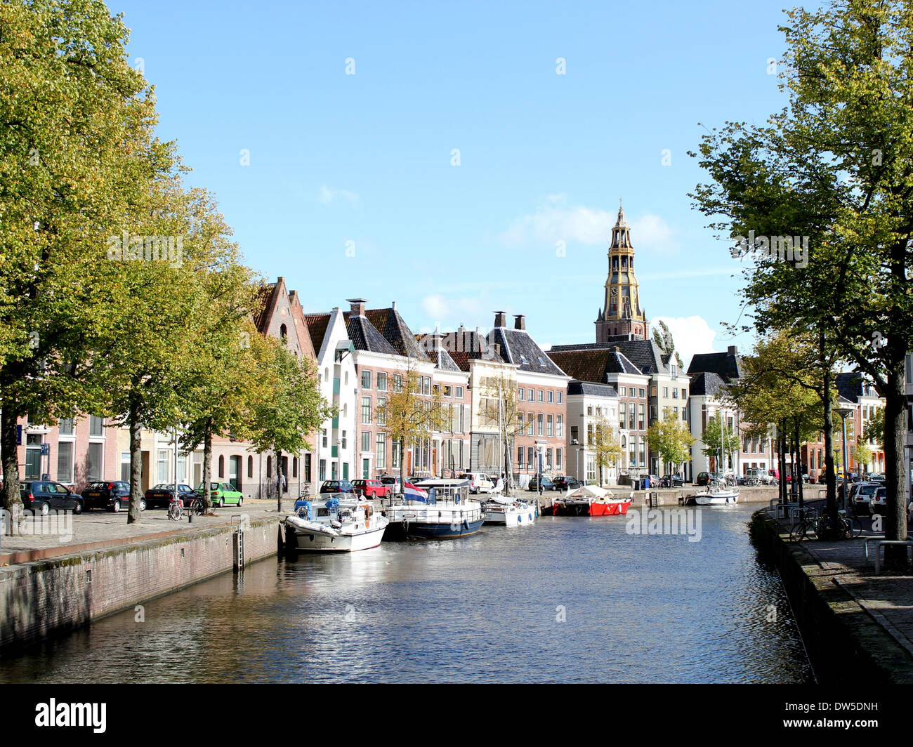 Kanal bei Hoge der A in Groningen, Niederlande mit Der Aa-Kerk im Hintergrund Stockfoto