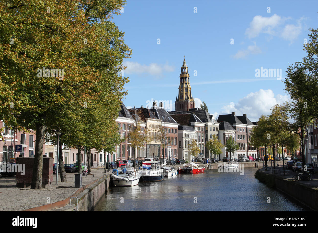 Kanal bei Hoge der A in Groningen, Niederlande mit Der Aa-Kerk im Hintergrund im Sommer Stockfoto