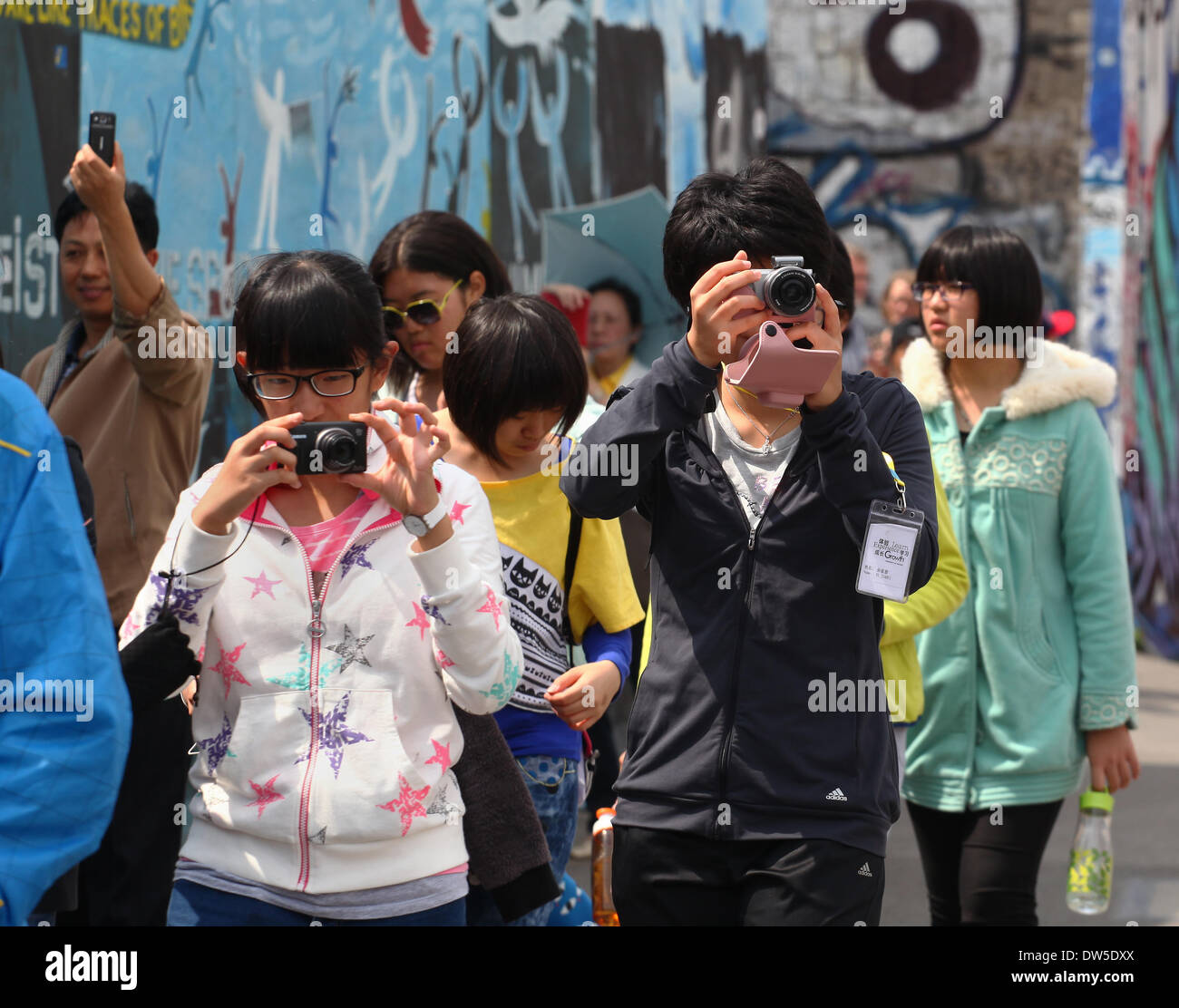 Eine Gruppe von asiatischen Touristen fotografieren an der East Side Gallery in Berlin, 13. Juli 2013. Jedes Jahr kommen immer mehr Touristen in die deutsche Hauptstadt. Das Foto ist Teil einer Serie über den Tourismus in Berlin. Foto. Wolfram Steinberg dpa Stockfoto