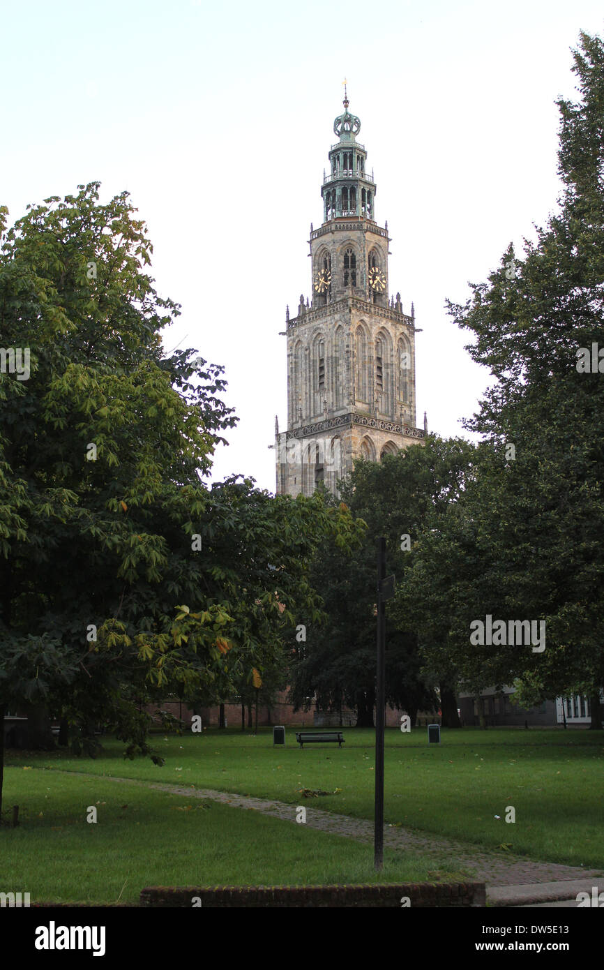 Martini-Turm in Groningen, The Netherlands, mittelalterlichen Wahrzeichen der Stadt, von Martini Kerkhof gesehen Stockfoto
