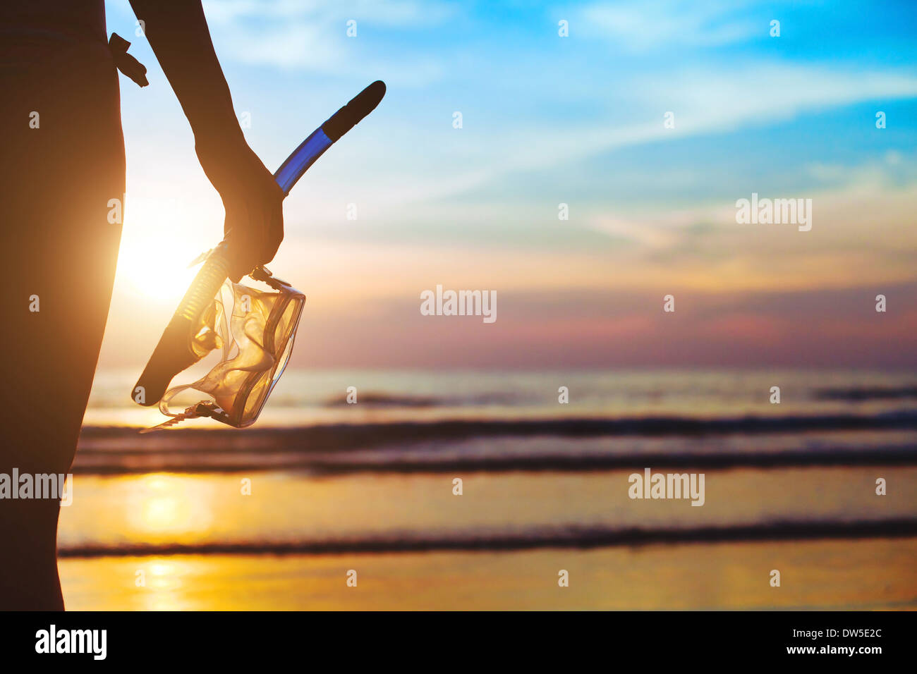 Strand-Abenteuer, Silhouette von Hand mit Schnorchelausrüstung Stockfoto