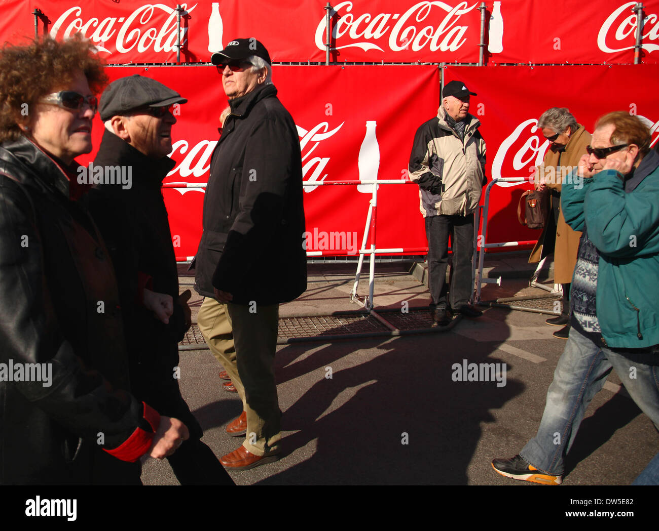 Besucher der Wiedervereinigung Tag Partei, gesponsert von Coca-Cola, sind am Brandenburger Tor in Berlin, 3. Oktober 2013 gesehen. Immer mehr Touristen kommen in die deutsche Hauptstadt. Foto ist Teil einer Serie über den Tourismus in Berlin. Foto. Wolfram Steinberg dpa Stockfoto