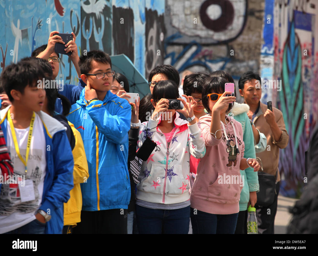 Eine Gruppe von asiatischen Touristen fotografieren an der East Side Gallery in Berlin, 13. Juli 2013. Jedes Jahr kommen immer mehr Touristen in die deutsche Hauptstadt. Das Foto ist Teil einer Serie über den Tourismus in Berlin. Foto. Wolfram Steinberg dpa Stockfoto